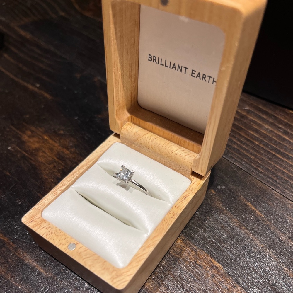0.80 Carat Engagement Ring, 18K - Picture 3 of 6